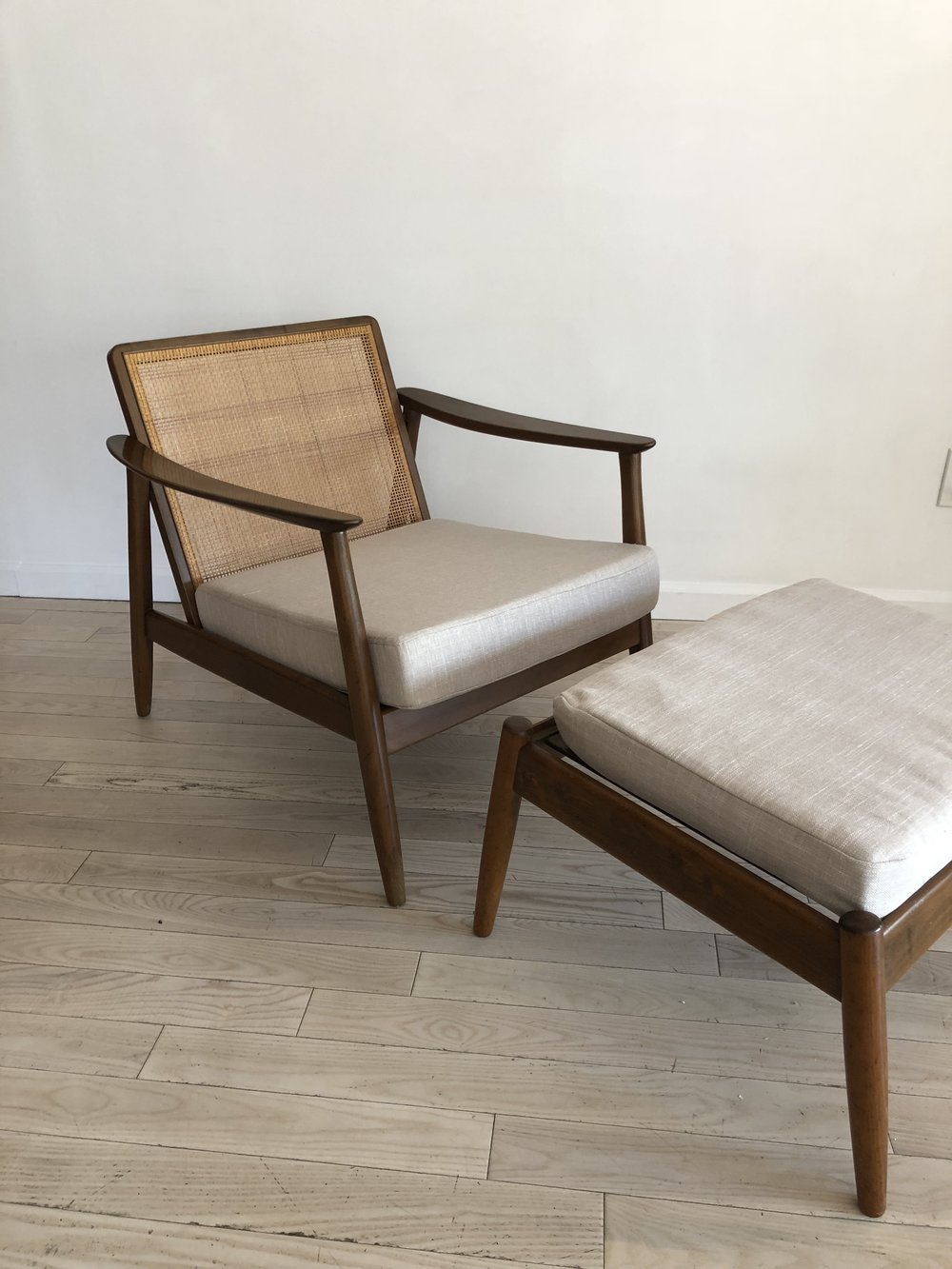 Cane back lounge online chair