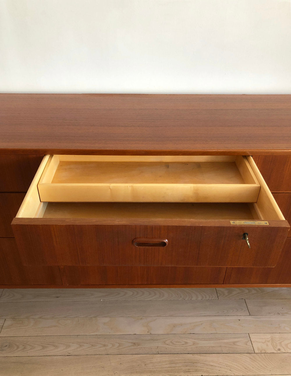 Credenza ad ante scorrevoli e cassetti by Arne Vodder on artnet