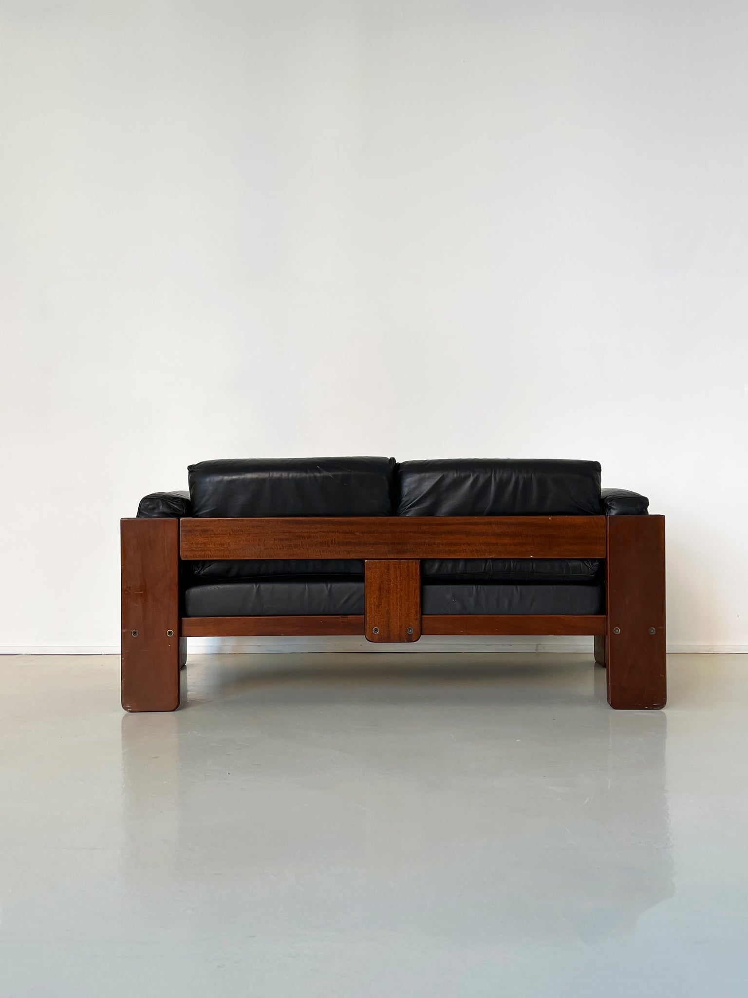 1980s Walnut and Black Leather Bastiano Sofa by Tobia Scarpa