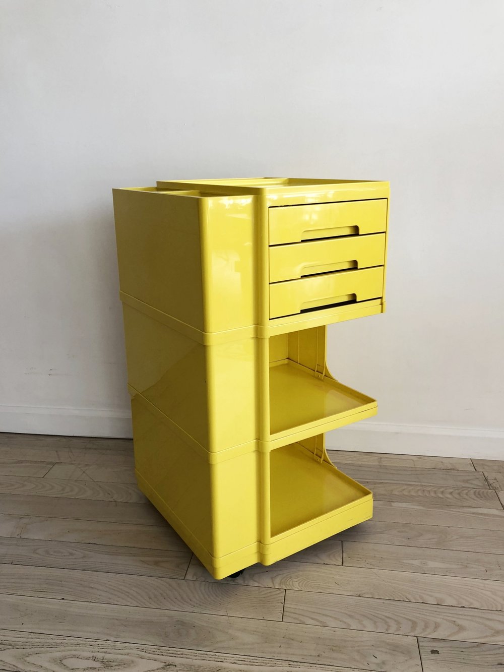 1970s Italian Yellow Plastic Art Cart Designed by Giovanni Pelis for Stile Neolt