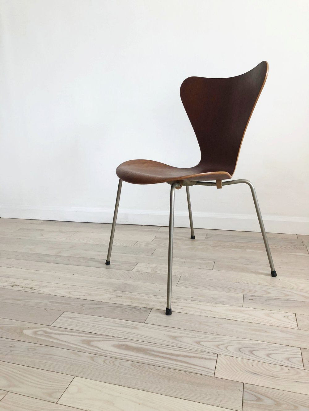 Mid Century Danish Arne Jacobsen for Fritz Hansen Bent Teak" Serious 7" Chair