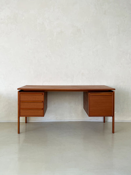 desk2_600x600.jpg?v=1681943178