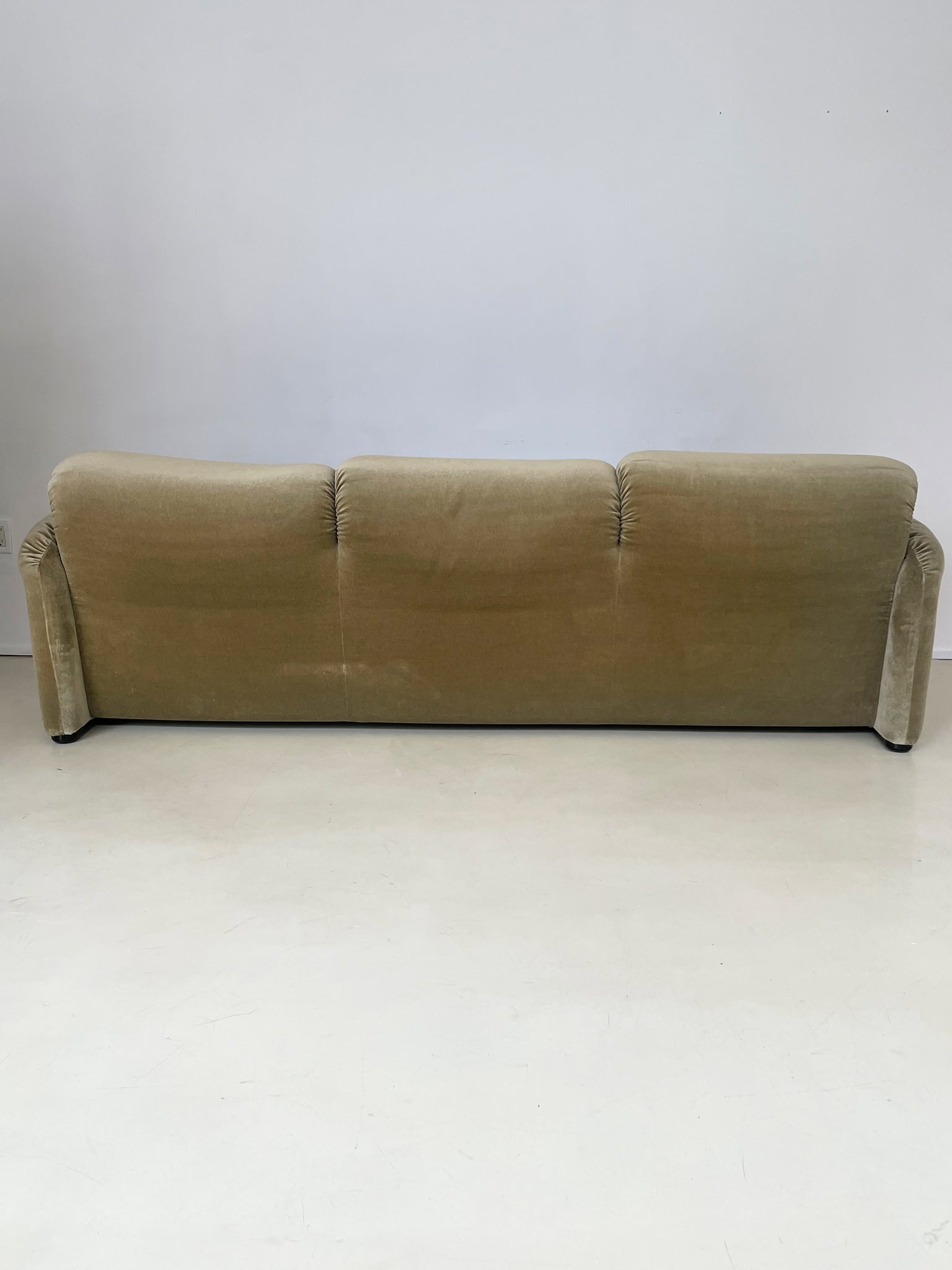 Sage "Maralunga" 3-seater Sofa by Vico Magistretti for Cassina.